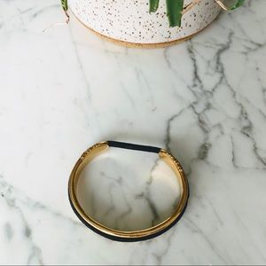 👱‍♀️Hair tie / ponytail holder bracelet in gold.